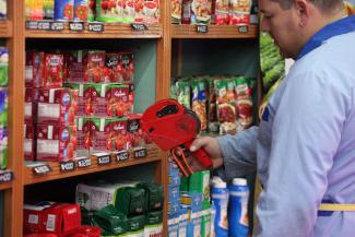 Inflation hurts: an Argentinian shopkeeper adjusting prices to deteriorating exchange rate.