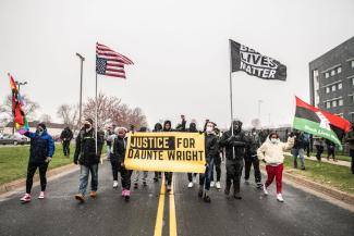 Demonstration in einem Vorort von Minneapolis, nachdem eine Polizistin am 11. April 2021 dort einen jungen schwarzen Mann erschossen hatte.