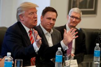 Peter Thiel (Mitte) mit Donald Trump und Apple-Spitzenmanager Tim Cook 20176 im Weißen Haus.