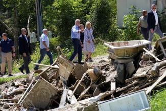 Präsident Biden besichtigt im August Hochwasserschäden in Kentucky.