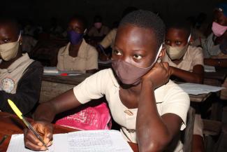 Seraphin Zounyekpe/picture-alliance/Photoshot School girl in Cotonou in May 2020.