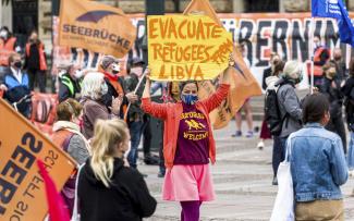 picture-alliance/Markus Scholz/dpa People rallying in Hamburg to demand refugees be welcomed in Germany.