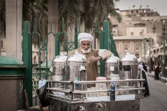 Many informal businesses become unviable in lockdown conditions: tea seller in Cairo in fall 2019.