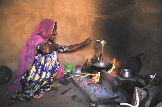 Giftiger Rauch von offenem Feuer macht Kochen zu einem Gesundheitsrisiko für Frauen auf dem Land – nicht nur im indischen Bundesstaat Rajasthan.