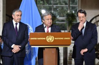 picture-allicance/abaka António Guterres with the Turkish Cypriot leader, Mustafa Akinci (left), and the Greek Cypriot leader, Nicos Anastasiades (right).