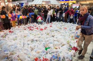 Citizens of Frankfurt welcome refugees at the central train station, handing out bags of food.