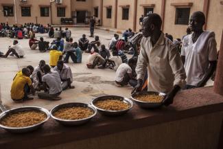 Afrikanische Flüchtlinge in einem der umstrittenen Auffanglager in Libyen für Menschen, die nach Europa migrieren wollen.