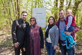 Angehörige des NSU-Opfers Enver Şimşek 2016 an der Stelle, wo er im Jahr 2000 in Nürnberg ermordet wurde.