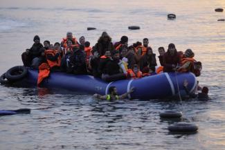 Flüchtlinge erreichen die griechische Insel Lesbos.