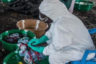 Sterilisation von Sichtmasken in Monrovia.