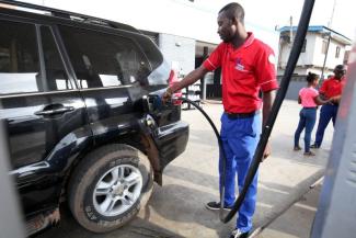 Fossil-fuel subsidies cost developing countries close to $ 600 billion annually: gas station in Nigeria.