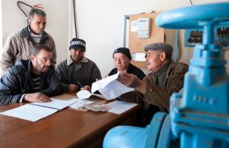 In Tunesien gibt es Reformpartnerschaften mit dem BMZ: Mitarbeiter eines Pumpwerks bei einer Besprechung.