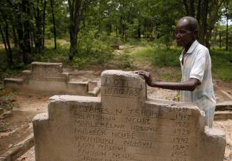 Gedenkstein für 1983 ermordete Regimegegner vom Volk der Ndebele in Simbabwe.