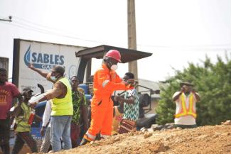 Olukayode Jaiyeola/NurPhoto/picture-alliance Gas and oil companies were particularly affected by the COVID-19 crisis: workers of the Nigerian National Petroleum Corporation in December 2020.
