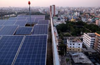 Solar panels in Dhaka: Bangladesh’s central bank is a front runner regarding green finance.