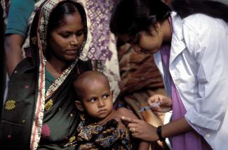 Impfung schützt vor dem Risiko einer Erkrankungen: Mutter und Kinder in Bangladesch.