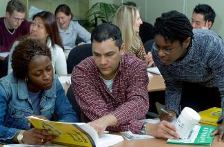 Internationale Studenten in Amsterdam in einem Managementkurs über die Versorgung mit Arzneimitteln in Entwicklungsländern.