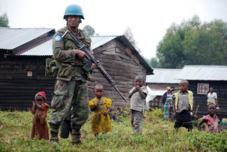 Alain Wandimoyi/picture-alliance/dpa Die USA und andere Geberländer fühlen sich von der Aufgabe überfordert, in der riesigen DR Kongo Frieden zu schaffen: UN-Peacekeeper 2012 in Goma.