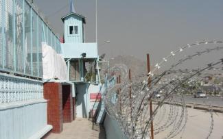 Mohammad Ali Friedenssicherung wird immer komplexer: Abgesperrtes Radiogebäude in Kabul, Afghanistan.