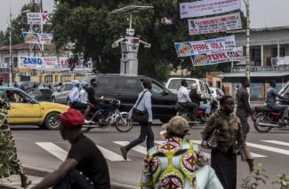 Ein solarbetriebener Roboter ausgestattet mit Kameras und Lichtern steuert den Verkehr in Kinshasa, DR Kongo.