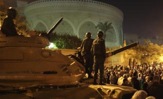 Khaled Abdullah/Reuters Angst vor dem Volk: militärisch bewachter Präsidentenpalast in Kairo im Dezember 2012.