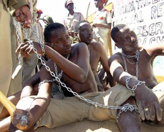 Junge Männer der Volksgruppe der Herero erinnern im namibischen Okakarara an deutsche Kolonialverbrechen.