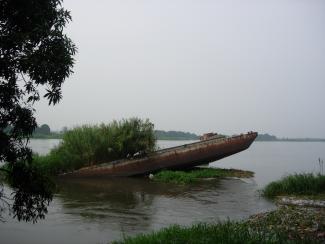 Der Südsudan ist ein fragiler Staat: Versenktes Schiff im Weißen Nil, Juba.