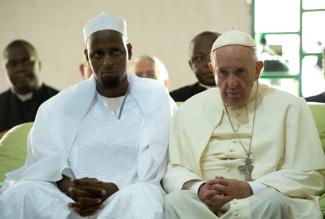 abaca/picture-alliance Interreligiöser Dialog hilft: Papst Franziskus besucht die Hauptmoschee in Bangui im November. Rechts von ihm der Imam der Moschee, Tidiani Moussa Naibi.
