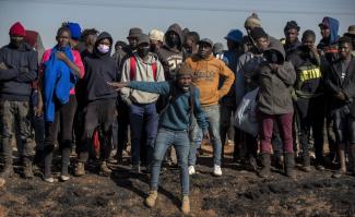 Wütende junge Menschen protestieren in einem Vorort von Johannesburg im Juli 2015.