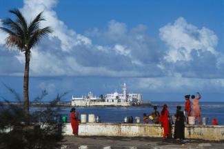 Das Haji-Ali-Mausoleum ist ein muslimisches Wahrzeichen Mumbais.