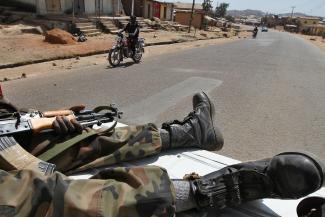 Im Januar 2010  patrouillieren Sol­daten in den Straßen von Jos, nachdem bei Ausschreitungen mehr als 300 Menschen ums Leben gekommen waren.