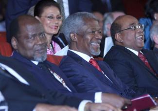Der frühere mosambikanische Präsident Joaquim Alberto Chissano (l), der ehemalige UN Generalsekretär Kofi Annan (M) und der britisch-sudanesische Unternehmer Mo Ibrahim (r) 2007 bei der Erstverleihung des Mo-Ibrahim-Preises in Alexandria.