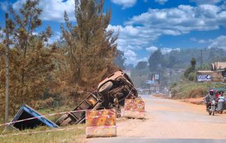 picture alliance / Zoonar / WIBKE WOYKE Schlechte Infrastruktur macht Unfälle wahrscheinlicher – umgestürzter LKW in Uganda Ende 2020.