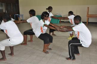 Balance mit dem Gegenüber finden: Auch Bibiche R. Kankolongo (Mitte) von der Young Women’s Christian Association of the DR Congo nimmt an der Übung teil.