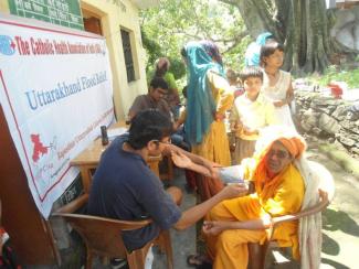 Medizinische Untersuchung während der Uttarakhand Flut 2013.