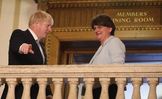 Illoyaler künftiger Regierungschef mit der loyalistischen DUP-Politikerin Arlene Foster im Sommer 2019. Bevor er Premierminister wurde, versprach Boris Johnson, es werde keine Grenze zwischen Nordirland und Großbritannien geben, aber sein Brexit-Abkommen mit der EU würde eine schaffen.