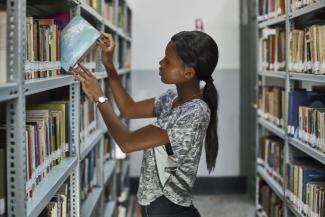 An der Hochschule erleben junge Frauen Gleichstellung, auf dem Arbeitsmarkt nicht: Studentin in Maputo.