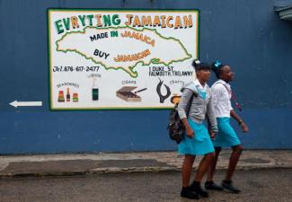Reklameplakat in Falmouth, Jamaika.