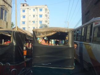 “Livelihood opportunities must be created in new urban centres, so migrants will be attracted to other places than the crowded existing cities”: traffic jam in the Dhaka agglomeration.