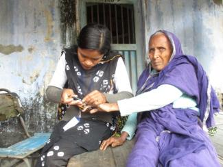 Basisnahe Altenpflege in Bangladesch.