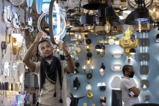 In Ethiopia, greater purchasing power has not led to a strengthening of democracy: salesman in Addis Ababa.