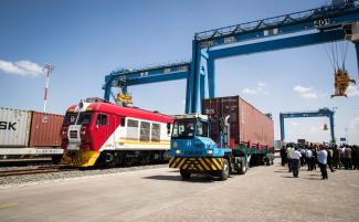 Laster und Frachtzug am Binnenland-Container-Terminal in Nairobi.