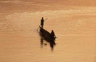 Boat on the Niger river in Mali: dams on rivers can endanger the livelihoods of fishing communities.