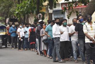 Menschen stehen im April 2021 in der indischen Stadt Pune an, um Remdesivir zu kaufen.