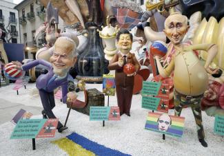 Humoristische Darstellung von Joe Biden, Xi Jinping und Wladimir Putin in Valencia, Spanien.