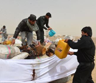 Afghanische Sicherheitskräfte bereiten die Verbrennung beschlagnahmter Drogen vor.