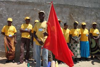 The Munich Re Foundation supports disaster preparedness in developing countries: volunteers are trained in flood monitoring in a poor neighbourhood of Beira, Mozambique.