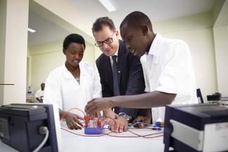Bundesentwicklungsminister Gerd Müller zu Besuch im Integrated Polytechnic Regional Centre in Ruandas Hauptstadt Kigali 2016.