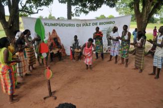 Forum theatre piece on the conflict between Sintchã and Uok, performed by the Biombo peace group.