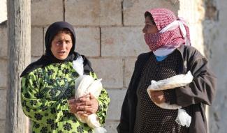 Syrians with emergency rations in Humaymah al-Kabira in the province of Aleppo.